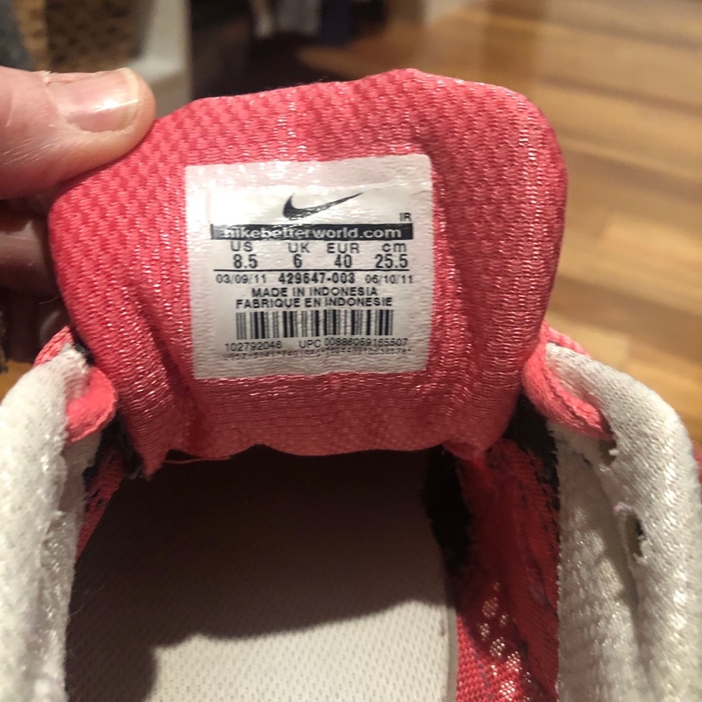 Women’s Nike tennis shoes size 8.5